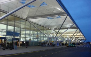 London Stansted: 9 euro solo per passare in macchina davanti all’aeroporto