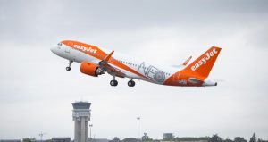 EasyJet dal 27 marzo toglie l’obbligo di mascherina a bordo sulle rotte domestiche