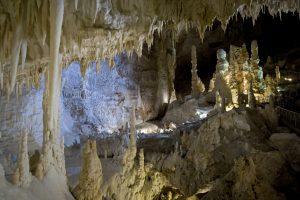 Le grotte di Frasassi riaprono al pubblico, con la sicurezza al primo posto