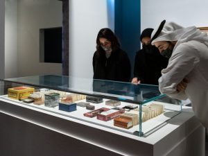 Louvre Abu Dhabi alza il sipario sulla nuova mostra “Stories of Paper”