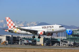 Volotea debutta oggi sulla Torino-Atene. E dal 4 luglio si vola anche a Santorini