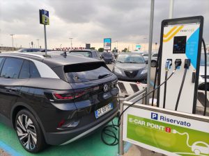 Milano Linate: lavori in corso per installare colonnine di ricarica per auto elettriche