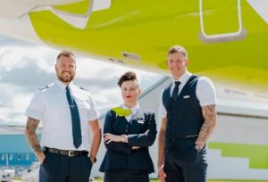 AirBaltic: via libera a tatuaggi e piercing visibili per personale di volo e di terra