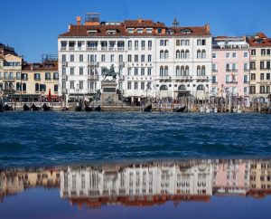 In equilibrio tra modernità e tradizione: il Londra Palace Venezia cambia nome e look