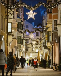 Mercatini di Natale, tra il lago di Garda e Bressanone le proposte per viaggiare tra scenari d’inverno