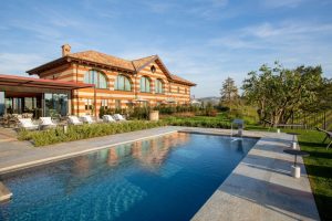 Il nuovo hotel Cascina Galarej apre nel Villaggio Narrante di Serralunga d’Alba