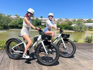 Bluserena spinge sulla sostenibilità e introduce le e-bike per gli ospiti nei suoi resort