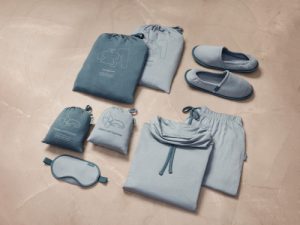 Emirates coccola i passeggeri di business con un nuovo kit di loungewear