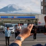 Giappone: troppi turisti in una cittadina che blocca la vista sul monte Fuji