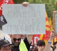 Barcellona: migliaia di manifestanti contro i turisti e il turismo di massa