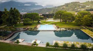 https://www.travelquotidiano.com/wp-content/uploads/2024/09/Terme-Merano-Bio-Nature-Pool-Thermenpark-Parco-delle-Terme-rivista-300x165.jpg