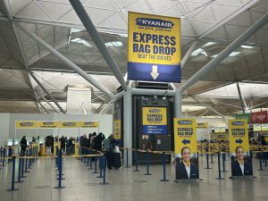 Ryanair: scatta da maggio la nuova policy su bagagli a mano e carte d’imbarco