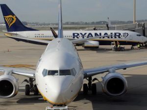 Ryanair in frenata: utili in calo nel semestre, rivista al ribasso la crescita passeggeri 2026