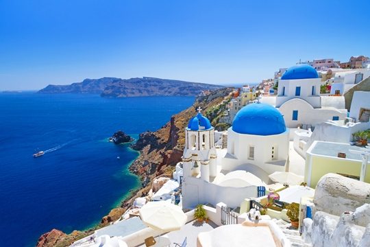 Obbligo di green pass anche in Grecia. “Non è il turismo che aiuta il Covid”