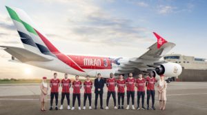 Emirates: l’A380 con la livrea speciale del Milan ha fatto tappa a Malpensa