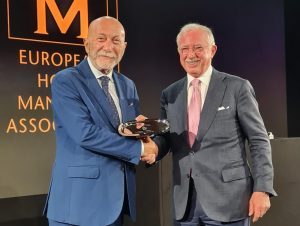 Aniello Ottiglio conquista il premio alla carriera di Ehma