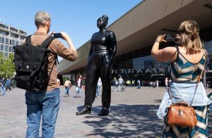 La statua di una giovane donna di colore tra le più recenti novità culturali di Rotterdam