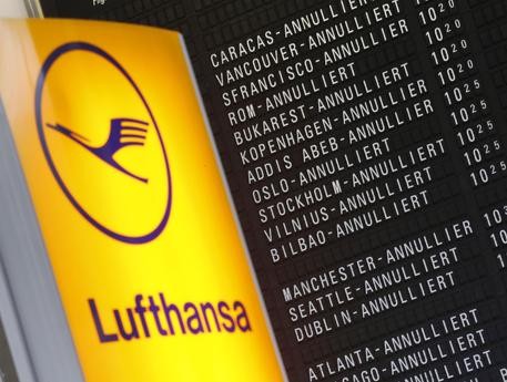 Lufthansa potrebbe tagliare il 10% dei voli estivi per carenza di personale