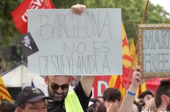 Barcellona: migliaia di manifestanti contro i turisti e il turismo di massa