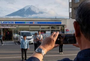 Giappone: troppi turisti in una cittadina che blocca la vista sul monte Fuji