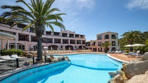Rocco Forte si espande in Sardegna: gestirà l’ex hotel Le Palme di Porto Cervo