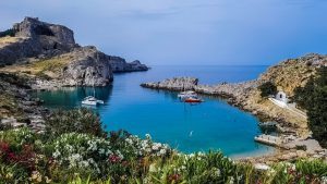 Grecia: il premier Mitsotakis offre un soggiorno gratuito ai turisti coinvolti dagli incendi a Rodi