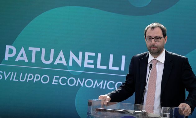 Patuanelli: «Closing Alitalia impossibile entro il 31 maggio»